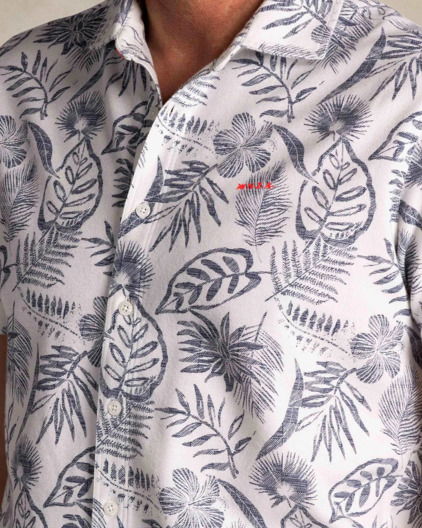 Beiges Hemd mit marineblauem Blumenmuster