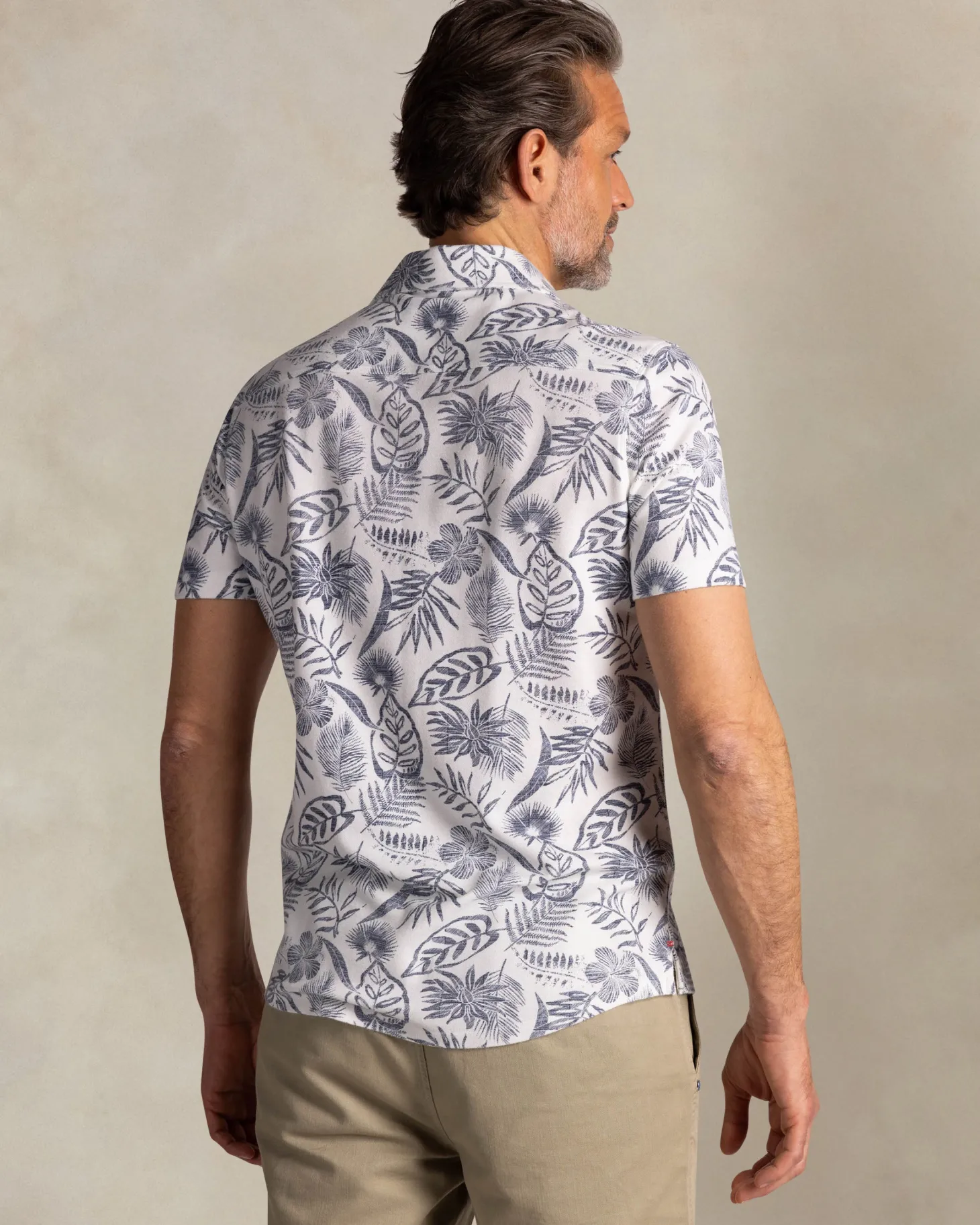 Beiges Hemd mit marineblauem Blumenmuster