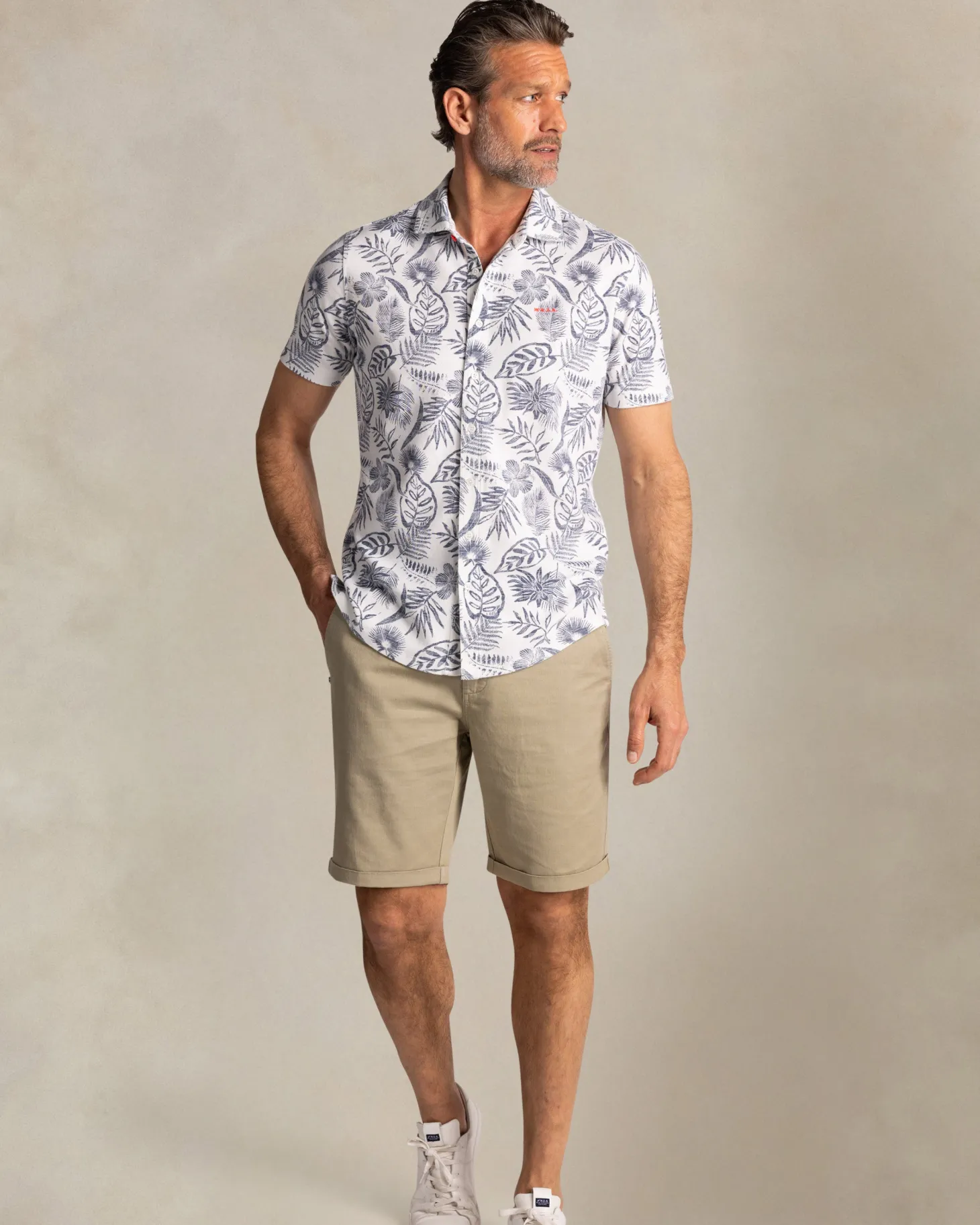 Beiges Hemd mit marineblauem Blumenmuster