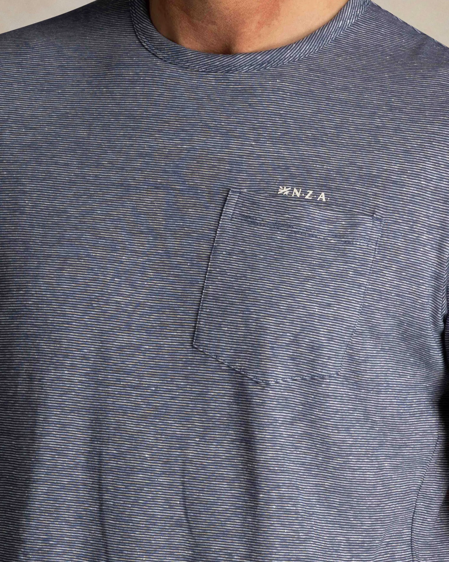 Blau gestreiftes Leinen-T-Shirt