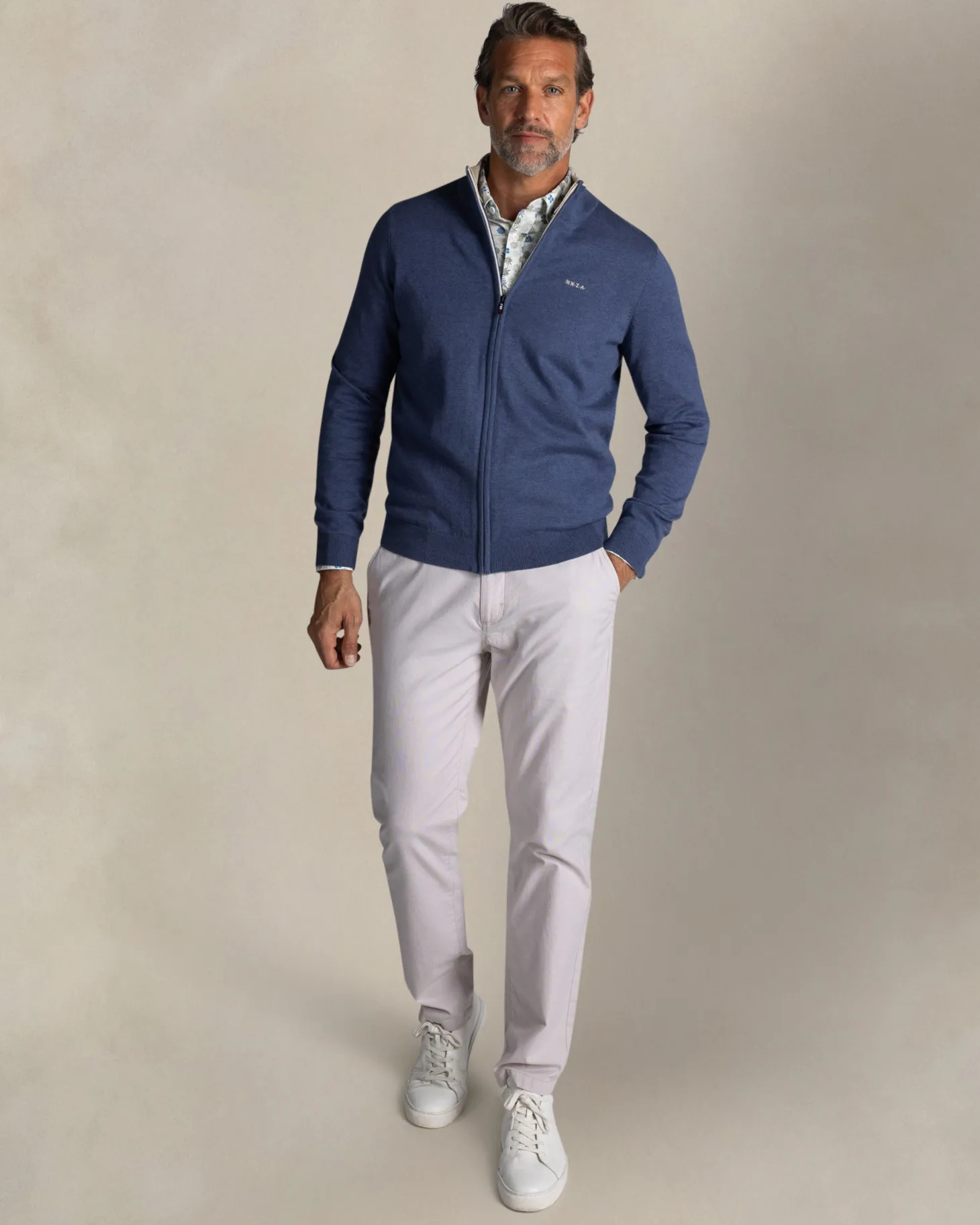 Blaue halbzip-strickjacke aus baumwolle