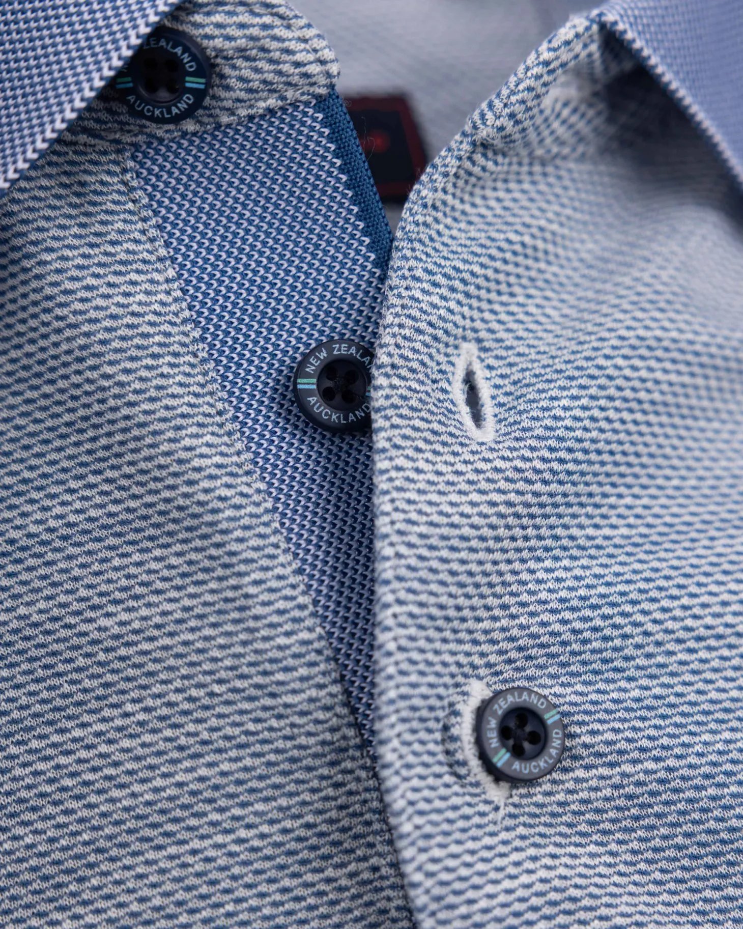 Blaue Polo mit Modal