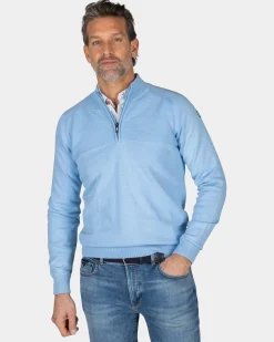 Blauer pullover mit halbem Reißverschluss