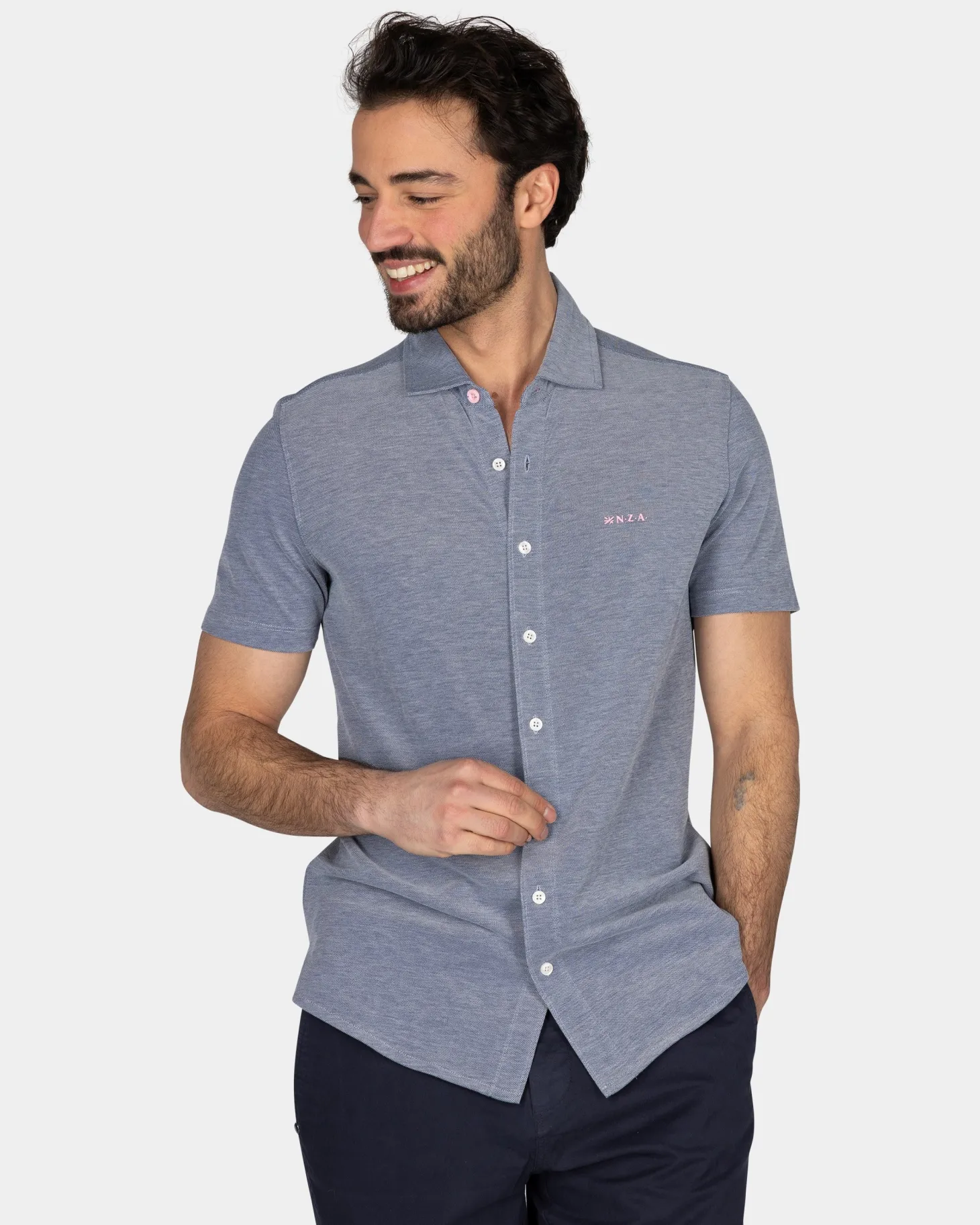 Blaues Hemd mit kurzen Ärmeln