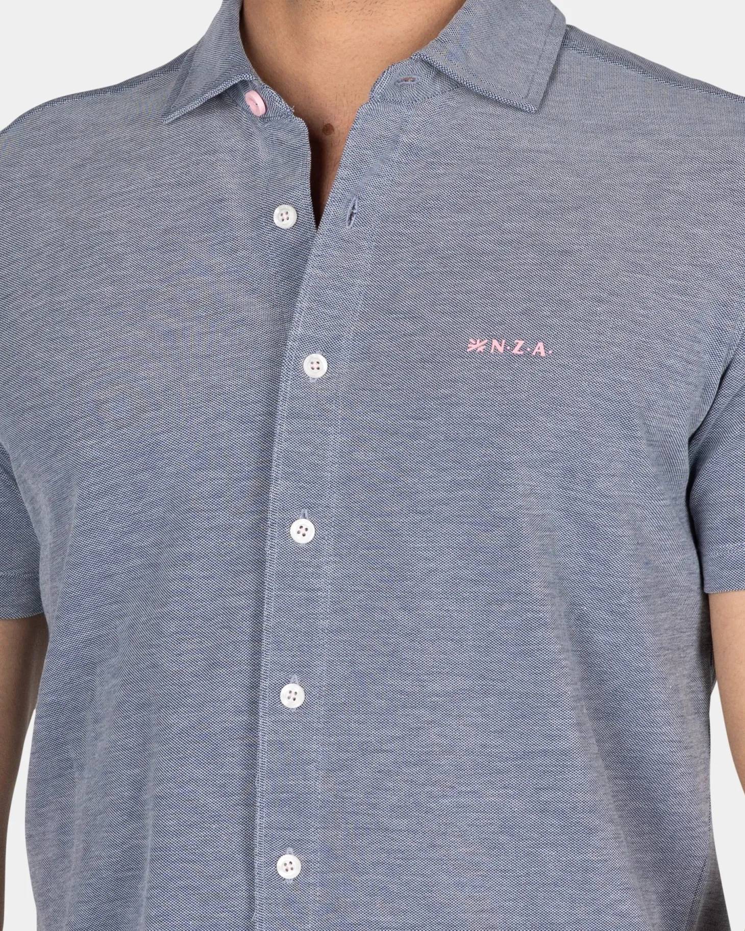 Blaues Hemd mit kurzen Ärmeln