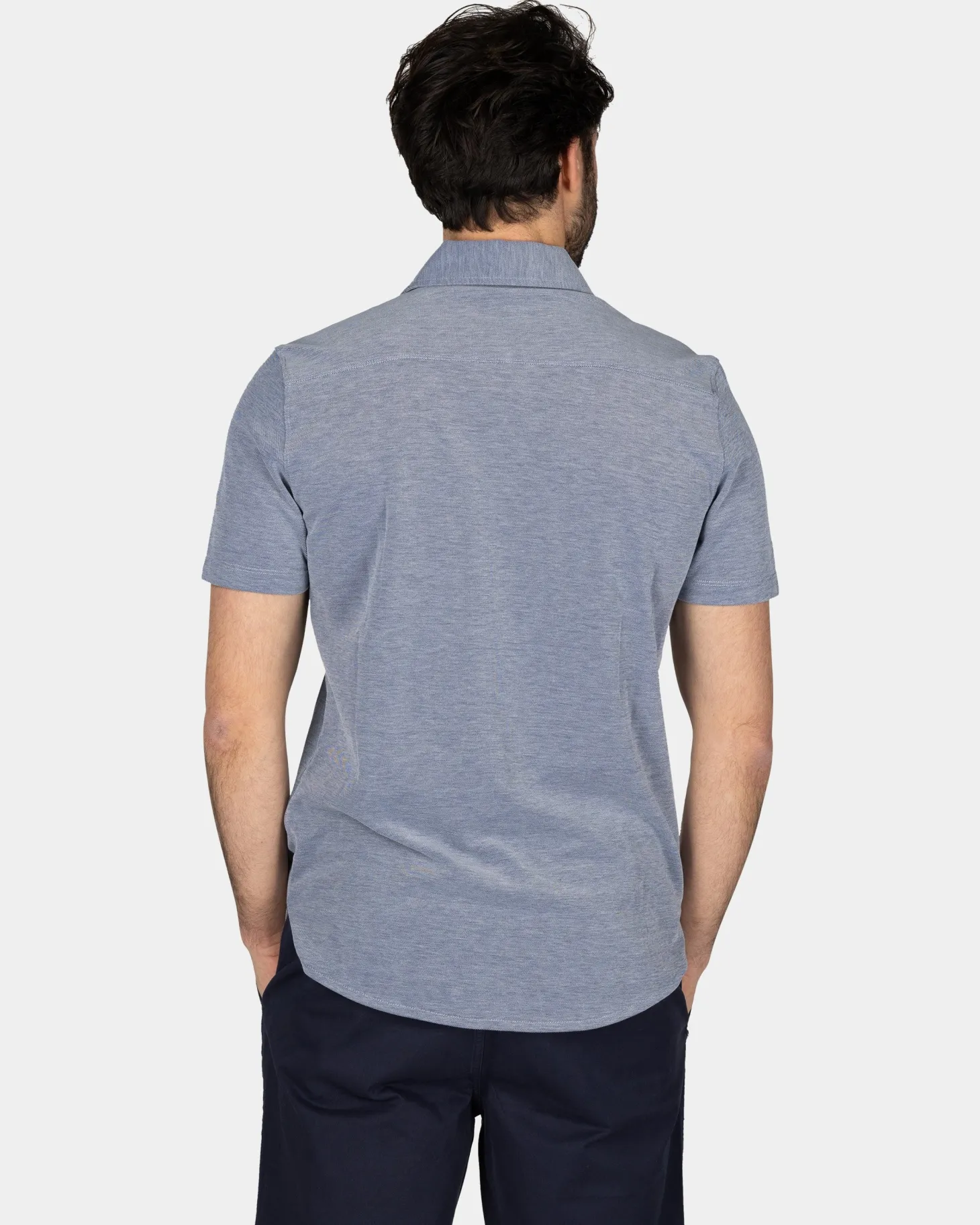 Blaues Hemd mit kurzen Ärmeln