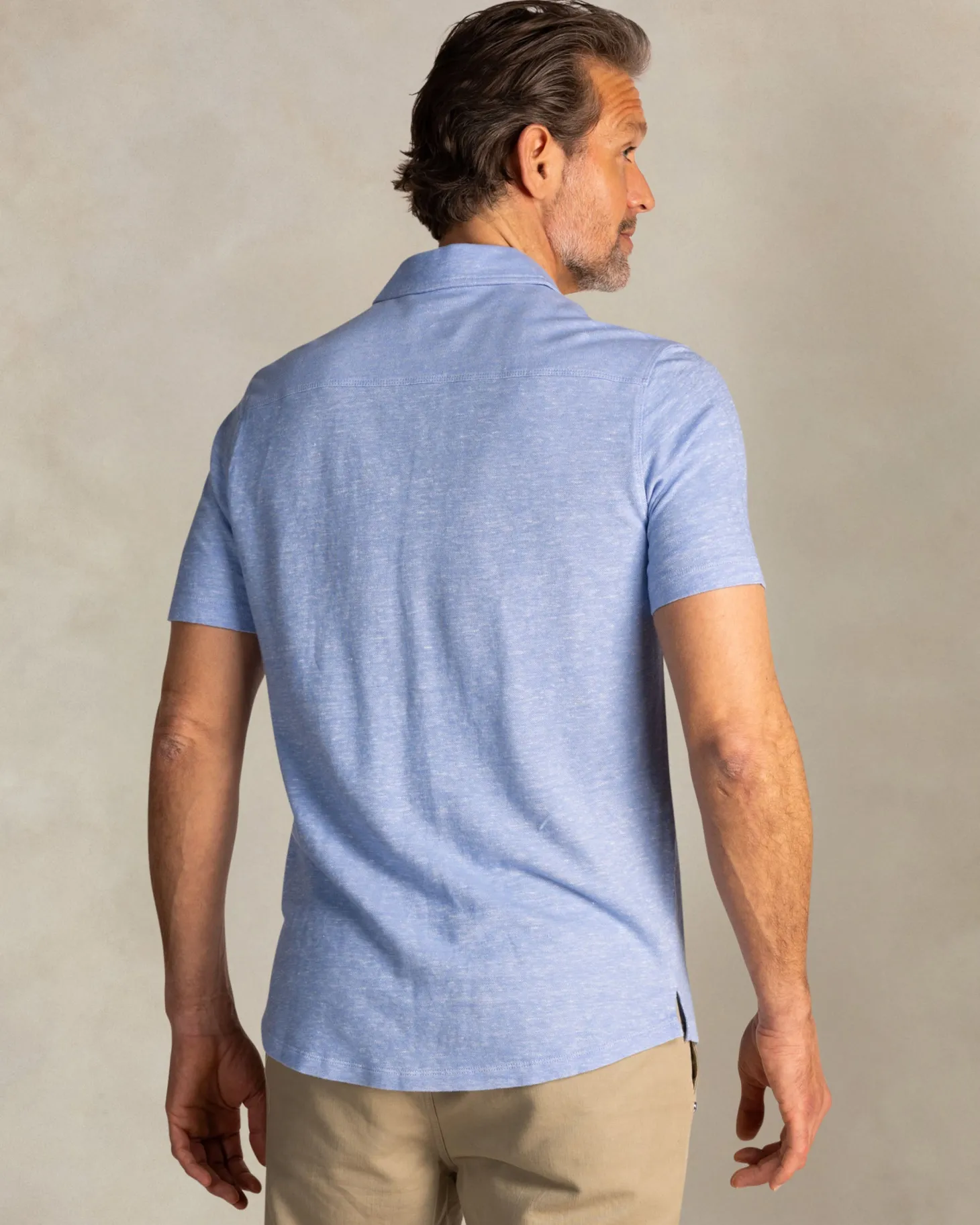 Blaues Leinenhemd mit kurzen Ärmeln