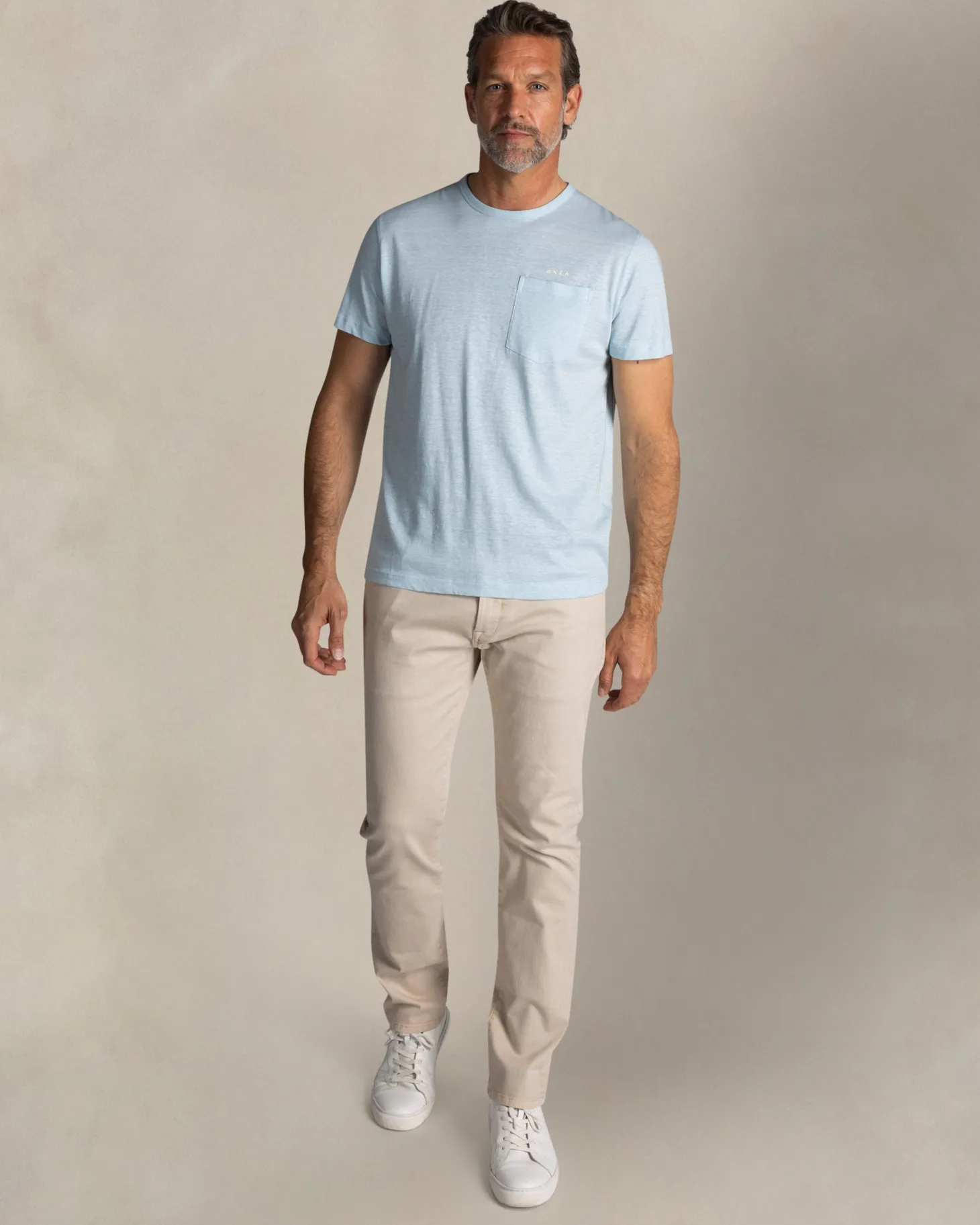 Blaues leinen-t-shirt mit rundhalsausschnitt