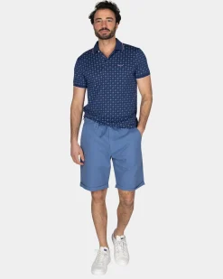 Blaues Poloshirt mit einem Muster aus kleinen Punkten