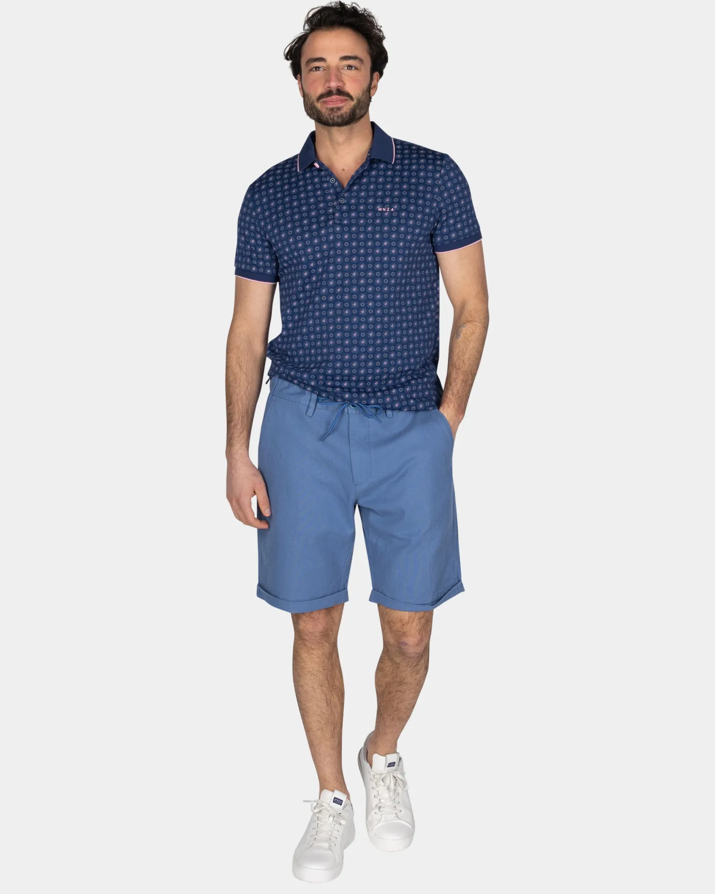 Blaues Poloshirt mit einem Muster aus kleinen Punkten