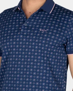 Blaues Poloshirt mit einem Muster aus kleinen Punkten