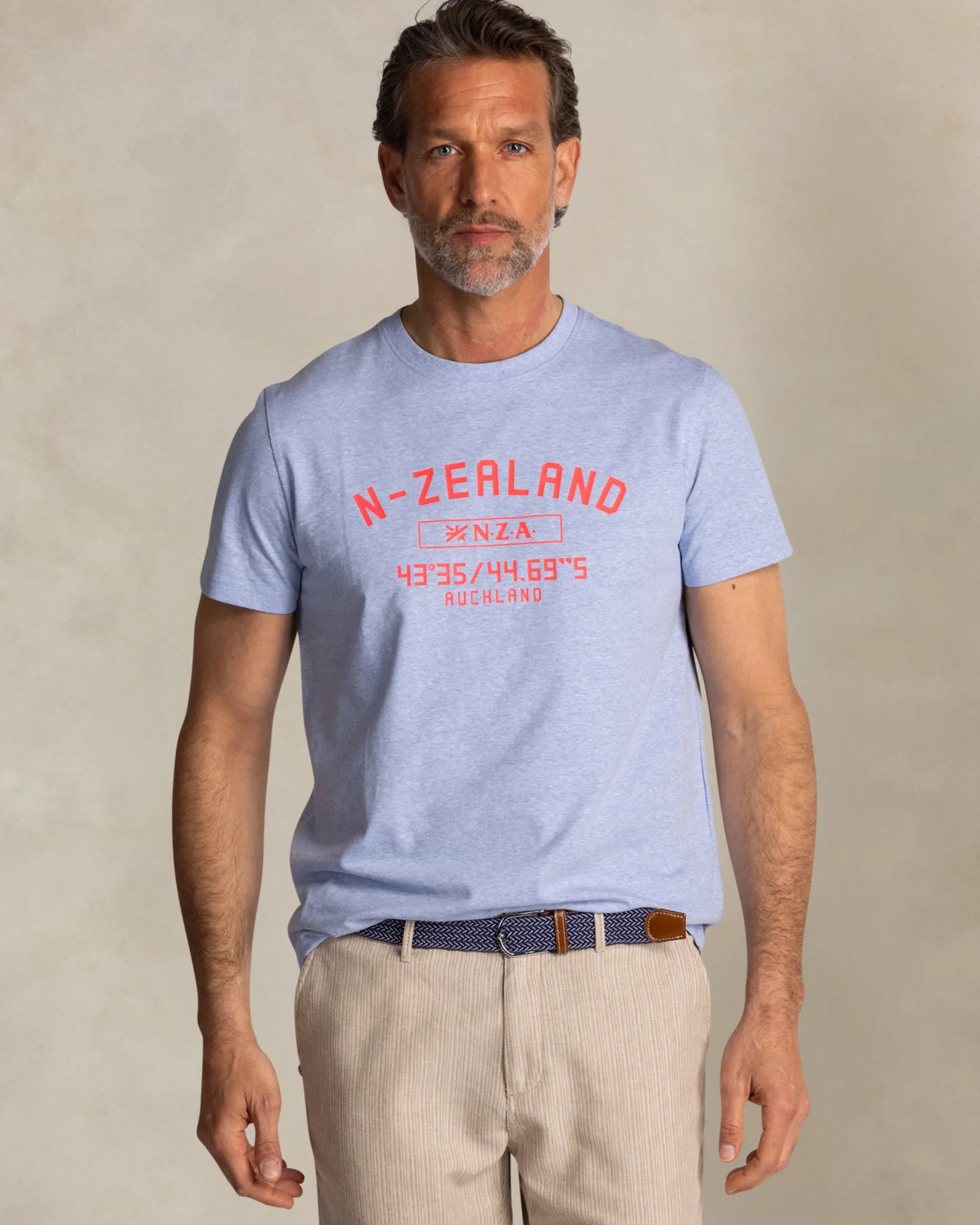 Blaues T-Shirt mit NZA-Logo auf der Brust