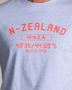 Blaues T-Shirt mit NZA-Logo auf der Brust