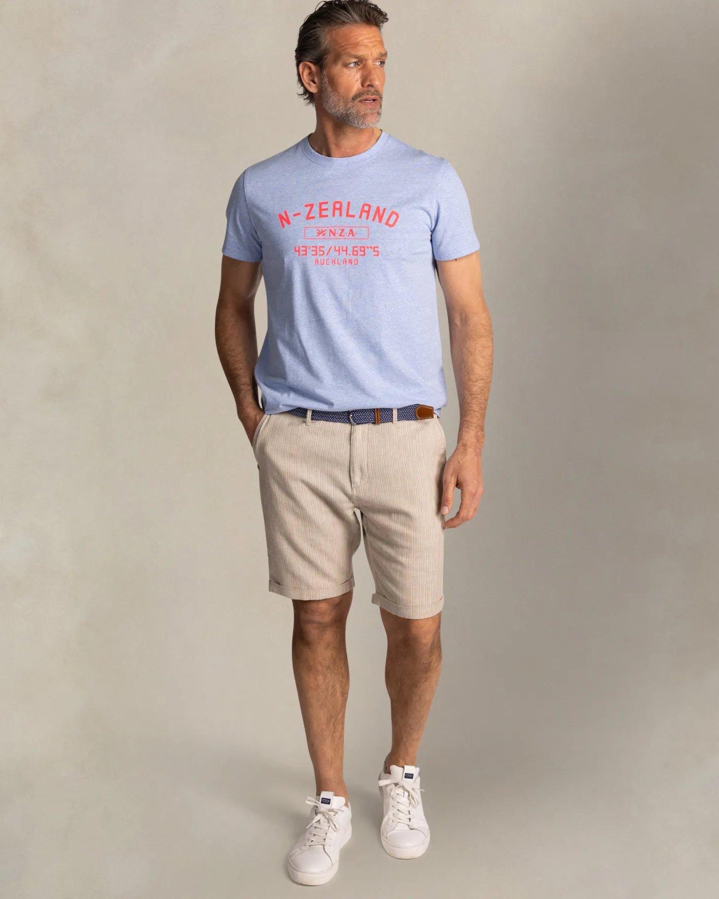 Blaues T-Shirt mit NZA-Logo auf der Brust