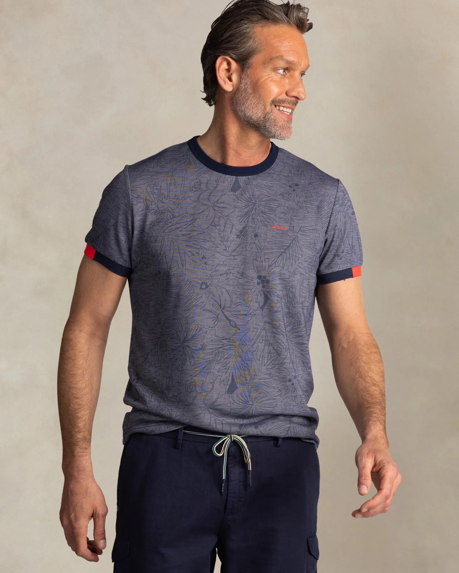 Blaues T-Shirt mit Rundhalsausschnitt und Blattmuster