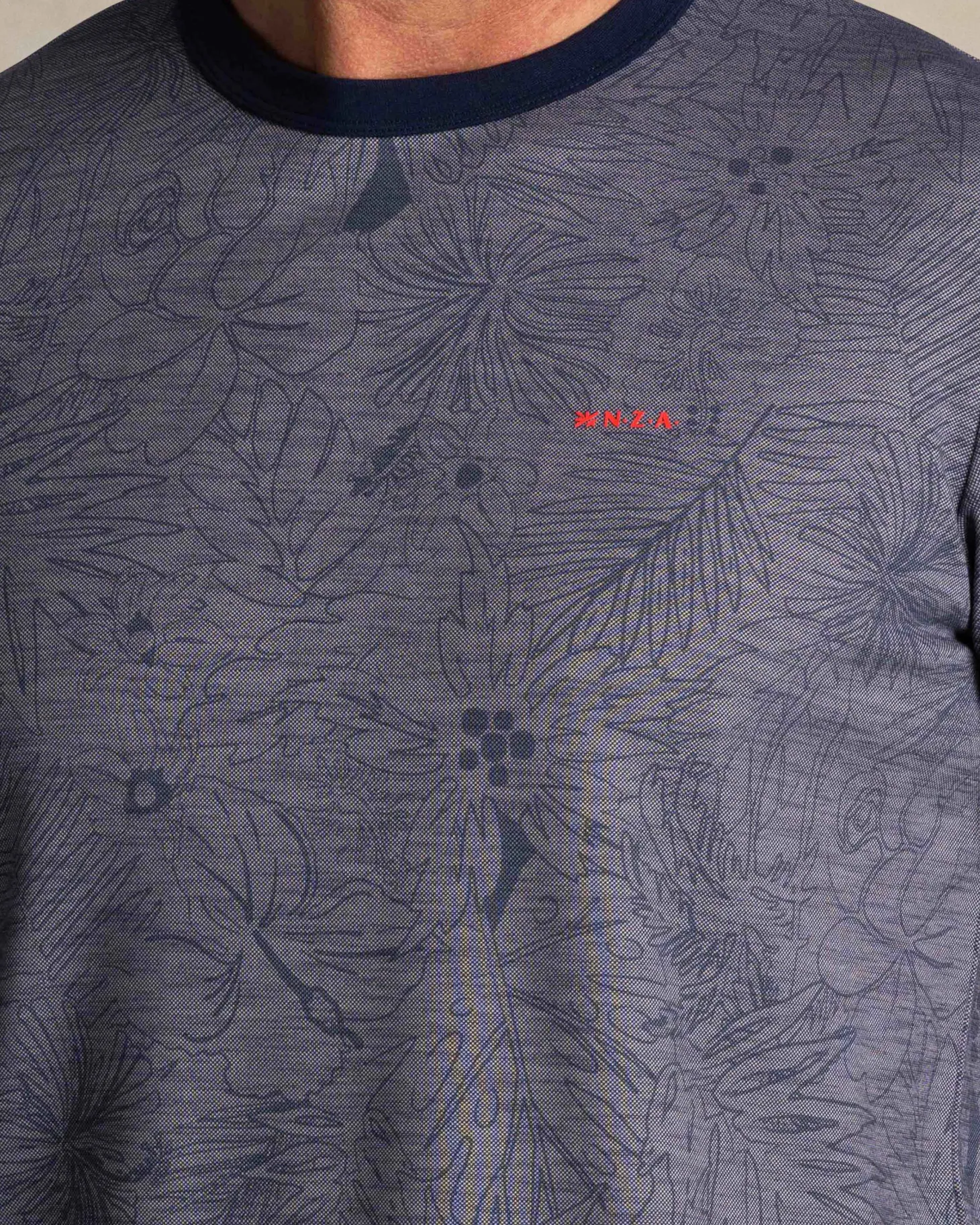 Blaues T-Shirt mit Rundhalsausschnitt und Blattmuster