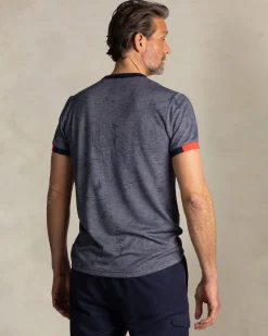 Blaues T-Shirt mit Rundhalsausschnitt und Blattmuster