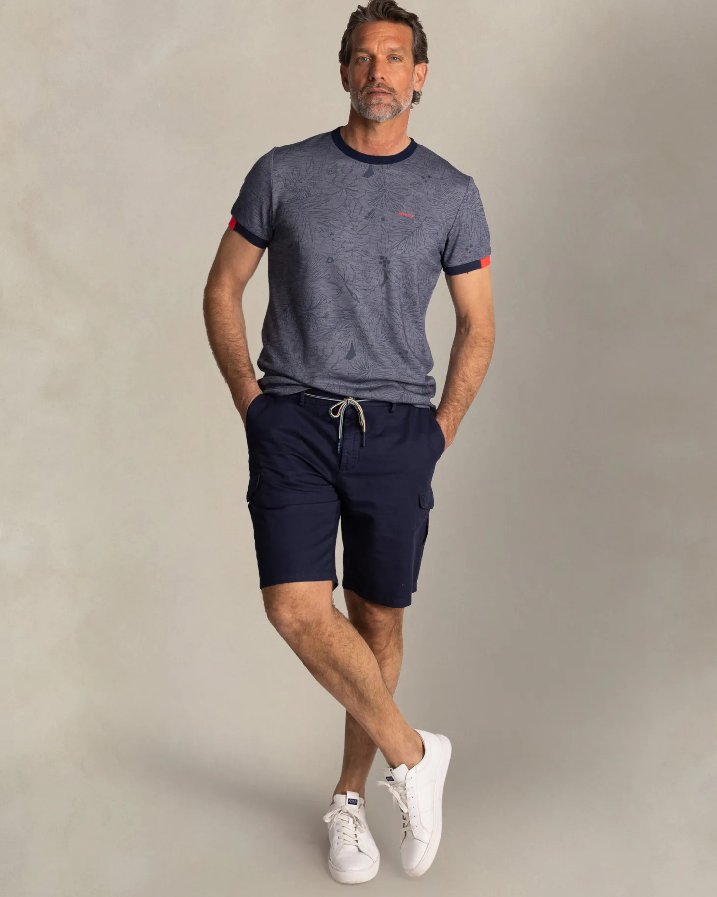 Blaues T-Shirt mit Rundhalsausschnitt und Blattmuster