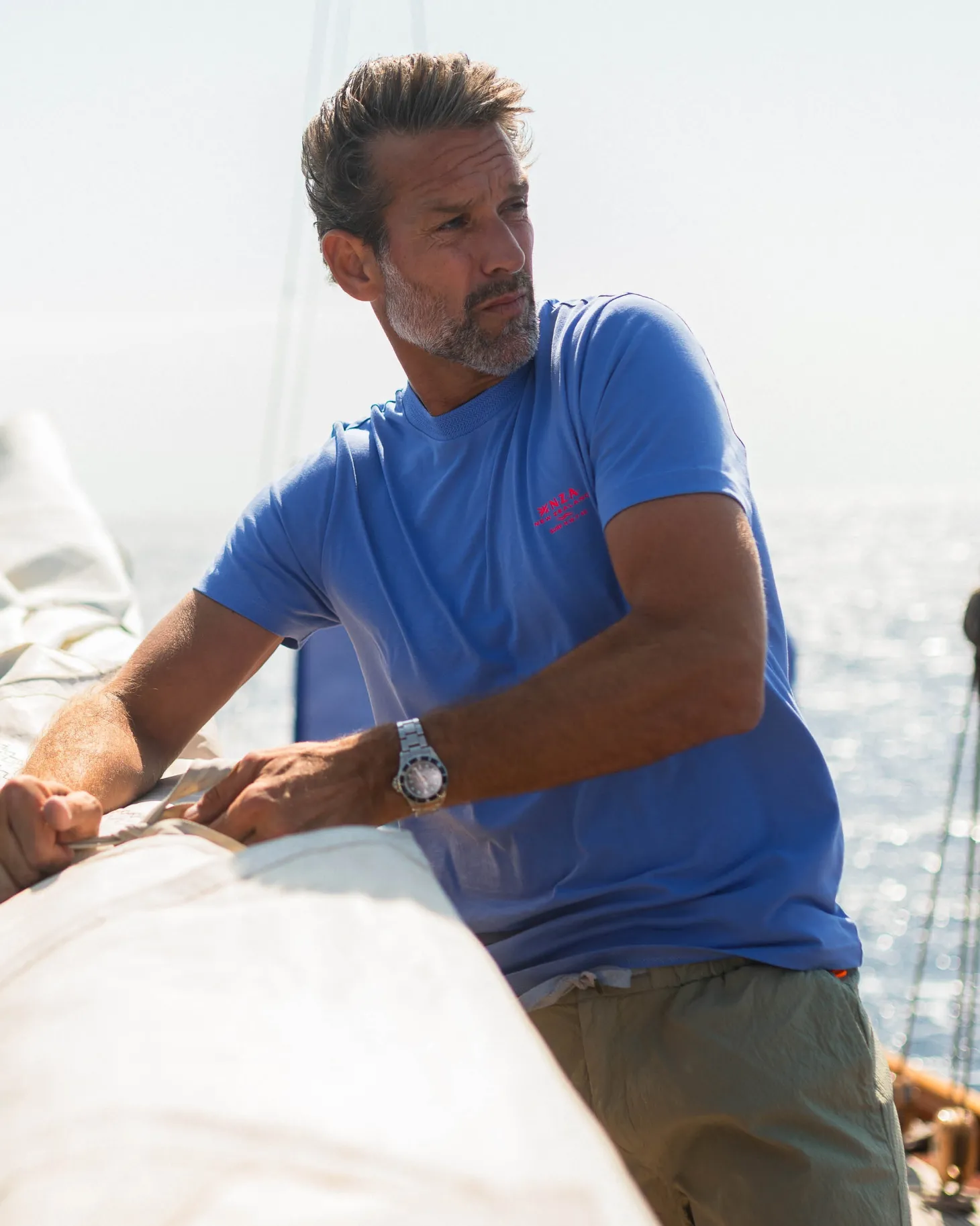 Blaues unifarbenes Baumwoll-T-Shirt mit Rundhalsausschnitt