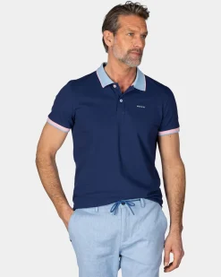 Dunkelblaue Polo mit hellblauem Kragen