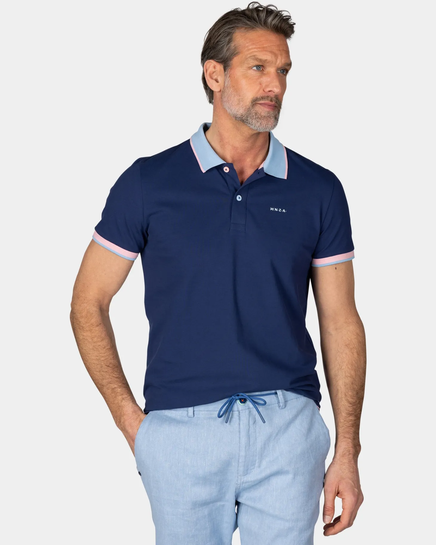 Dunkelblaue Polo mit hellblauem Kragen