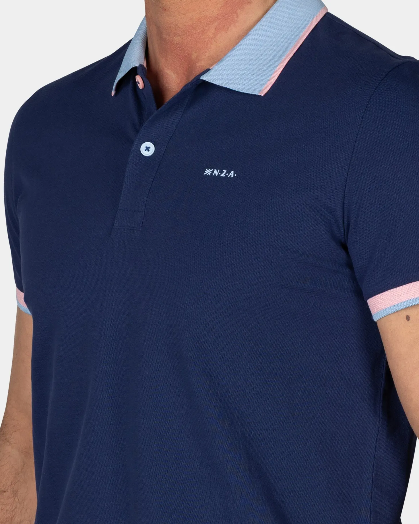 Dunkelblaue Polo mit hellblauem Kragen