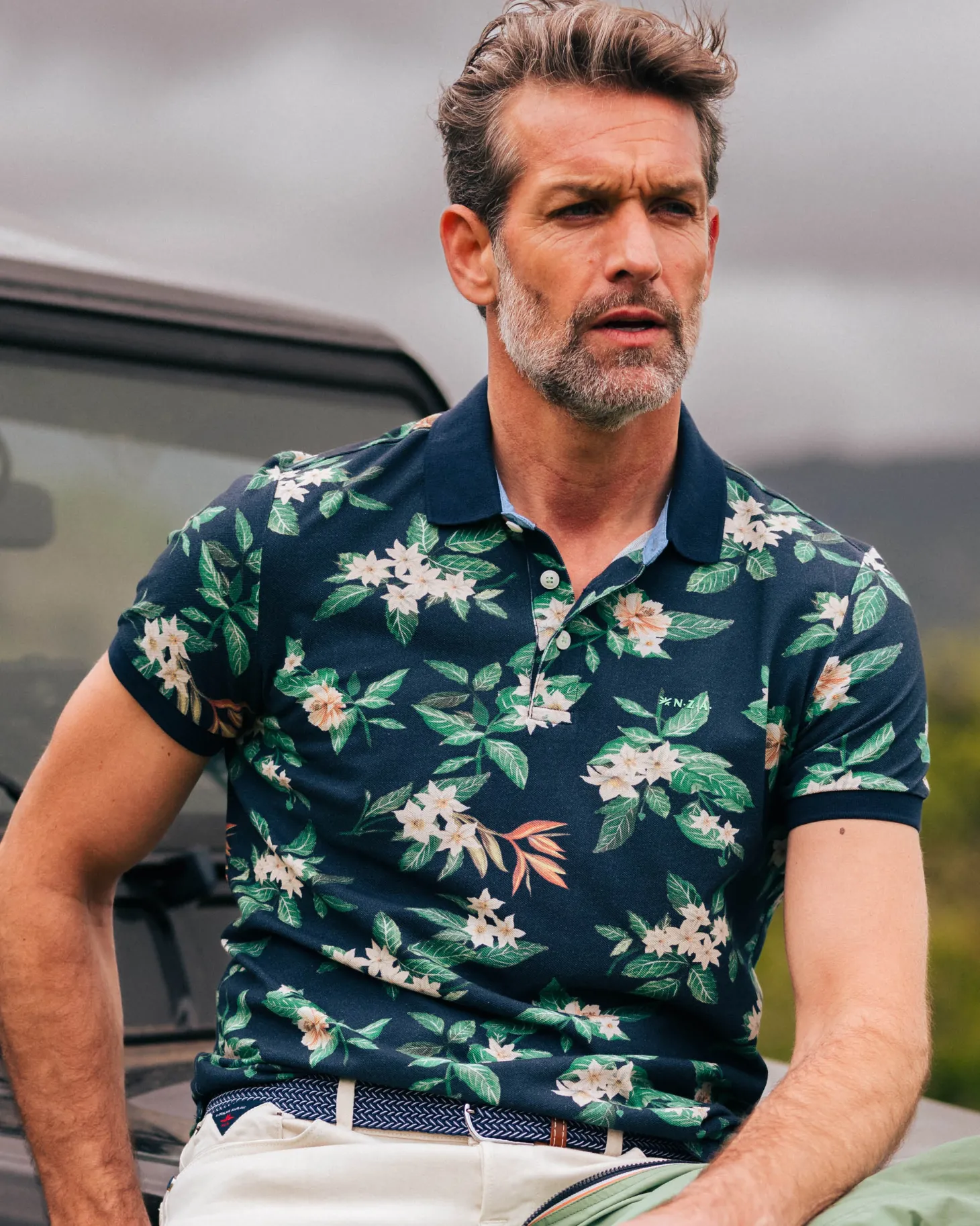 Dunkelblaues Poloshirt mit Blumenmuster