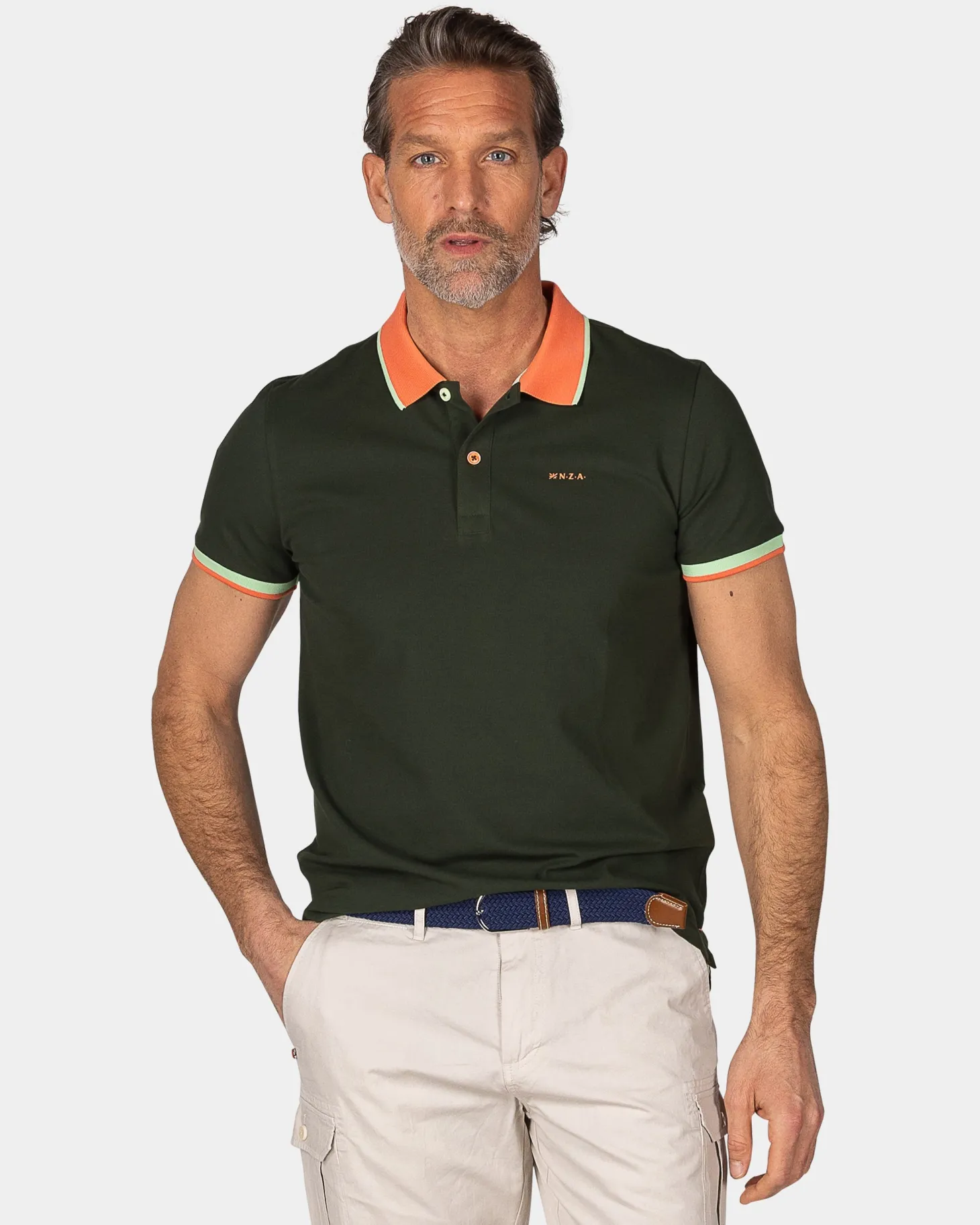 Dunkelgrüne Polo mit orangefarbenem Kragen