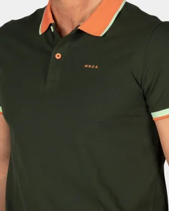 Dunkelgrüne Polo mit orangefarbenem Kragen