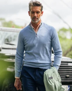 Einfarbiger hellblauer Baumwollpullover mit halbem Reißverschluss