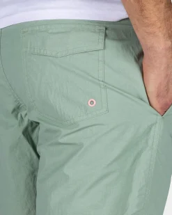 Grüne einfarbige Badehose mit Lycra-Innenhose