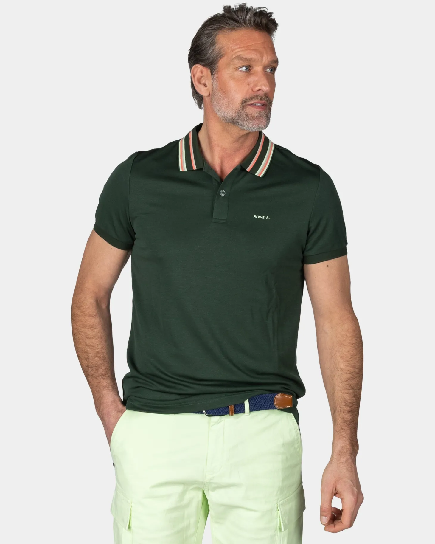 Grüne Polo mit gestreiftem Kragen