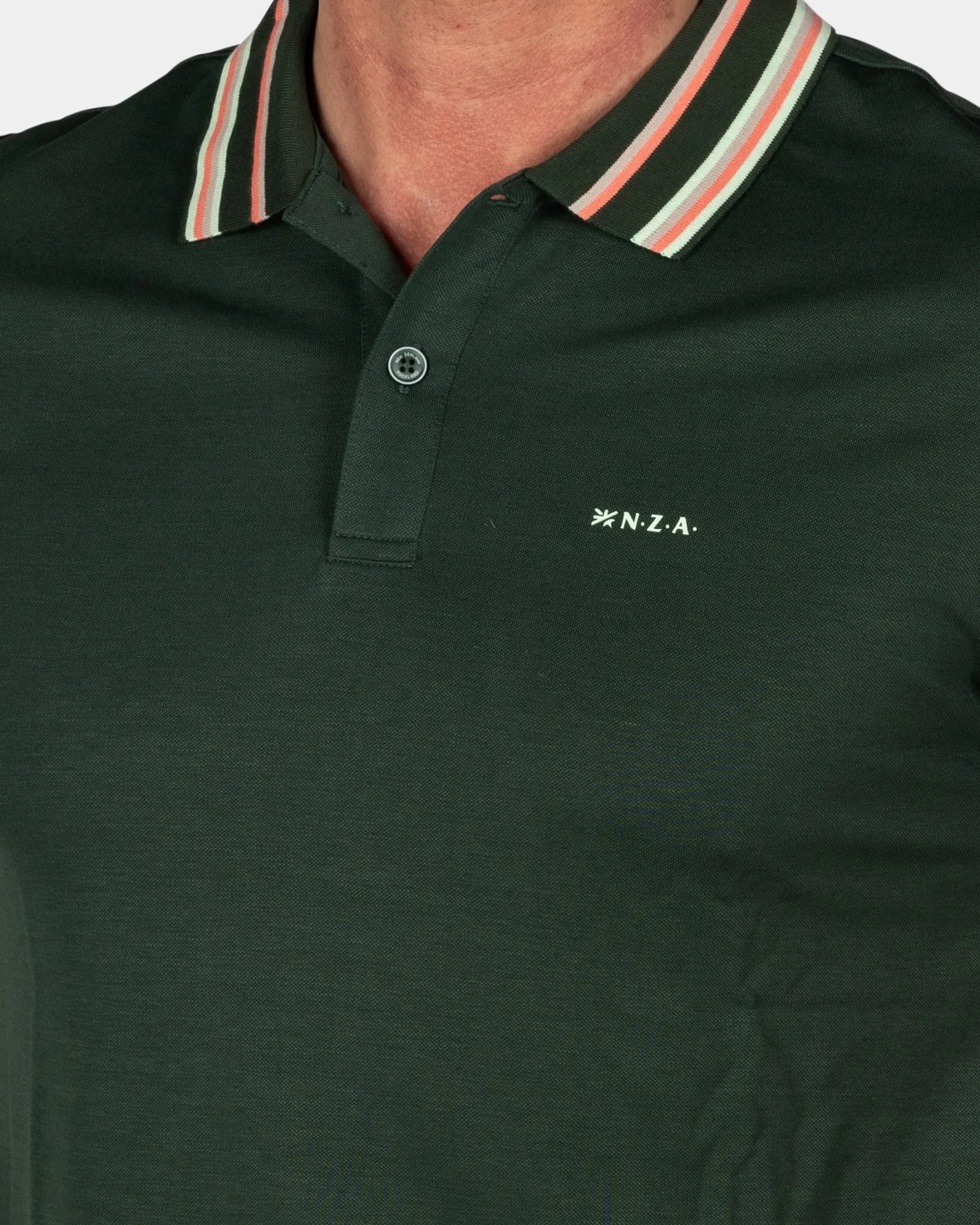 Grüne Polo mit gestreiftem Kragen