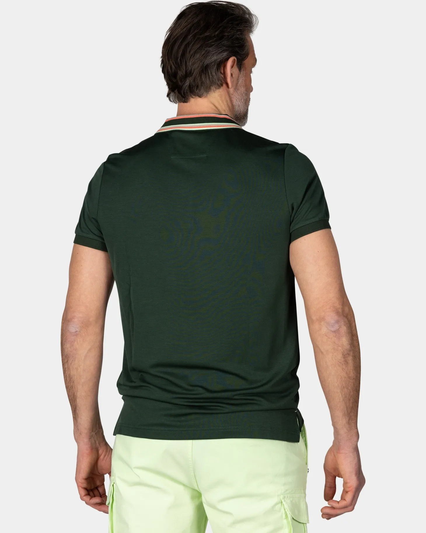 Grüne Polo mit gestreiftem Kragen