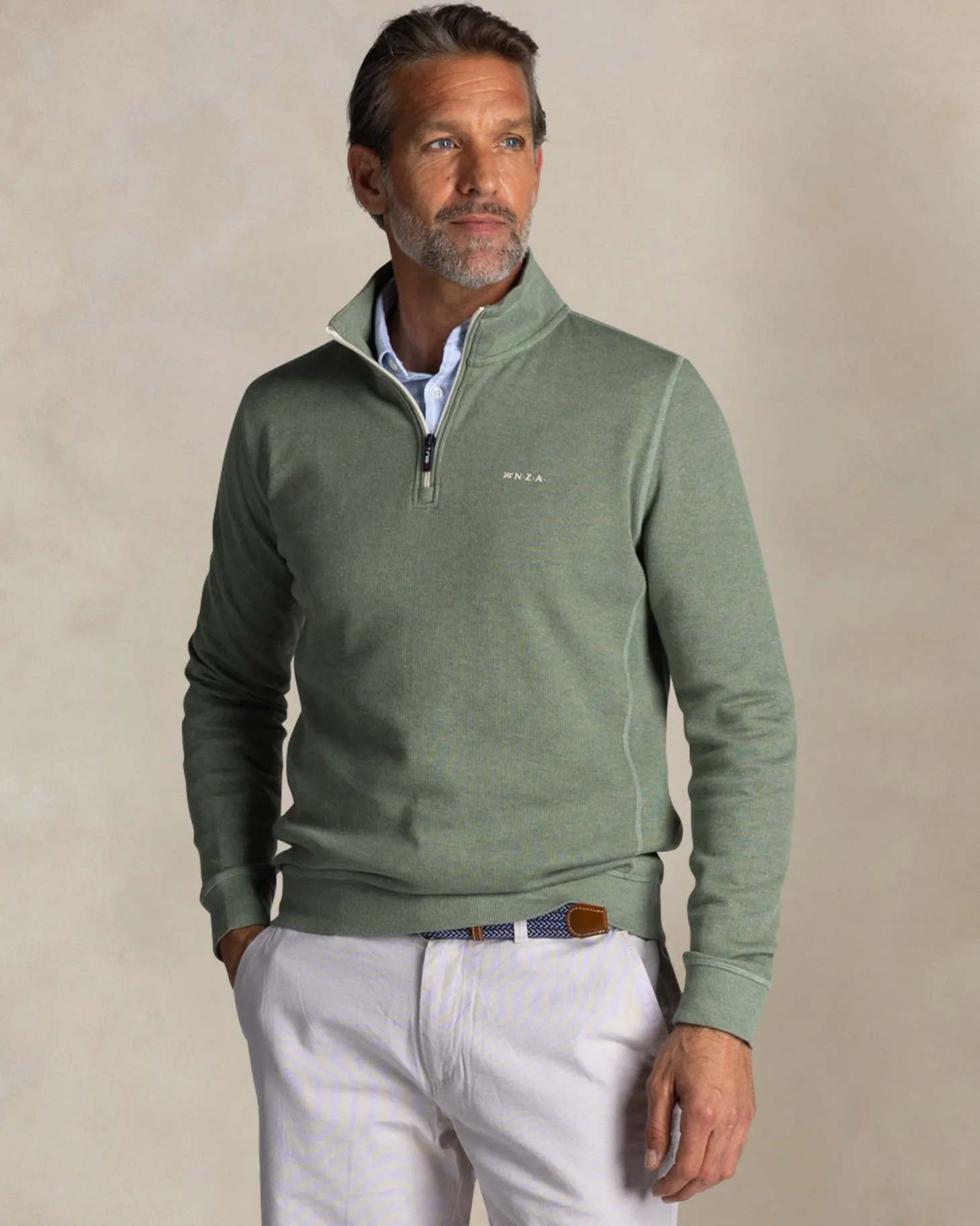 Grüner pullover mit halbem reißverschluss aus baumwolle