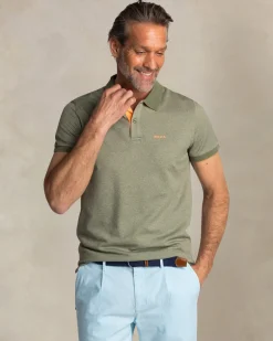 Grünes einfarbiges Poloshirt mit orangefarbenen Details