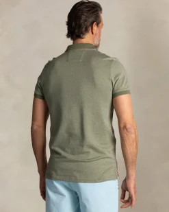 Grünes einfarbiges Poloshirt mit orangefarbenen Details