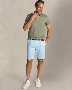 Grünes einfarbiges Poloshirt mit orangefarbenen Details