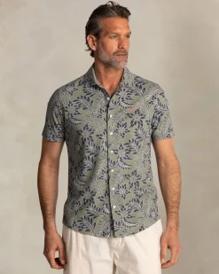 Grünes Hemd mit blau-weißem Blattmuster