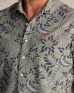 Grünes Hemd mit blau-weißem Blattmuster