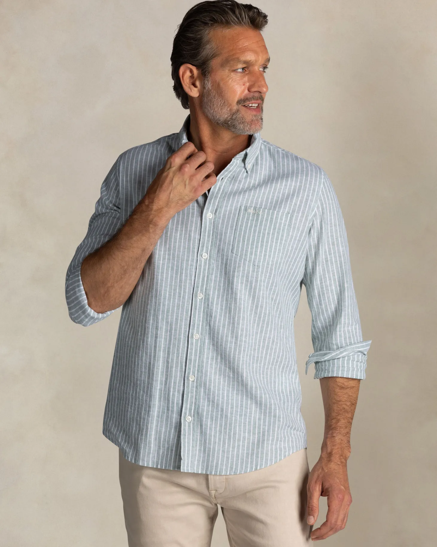 Grünes Leinenhemd mit Knöpfen