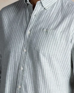 Grünes Leinenhemd mit Knöpfen