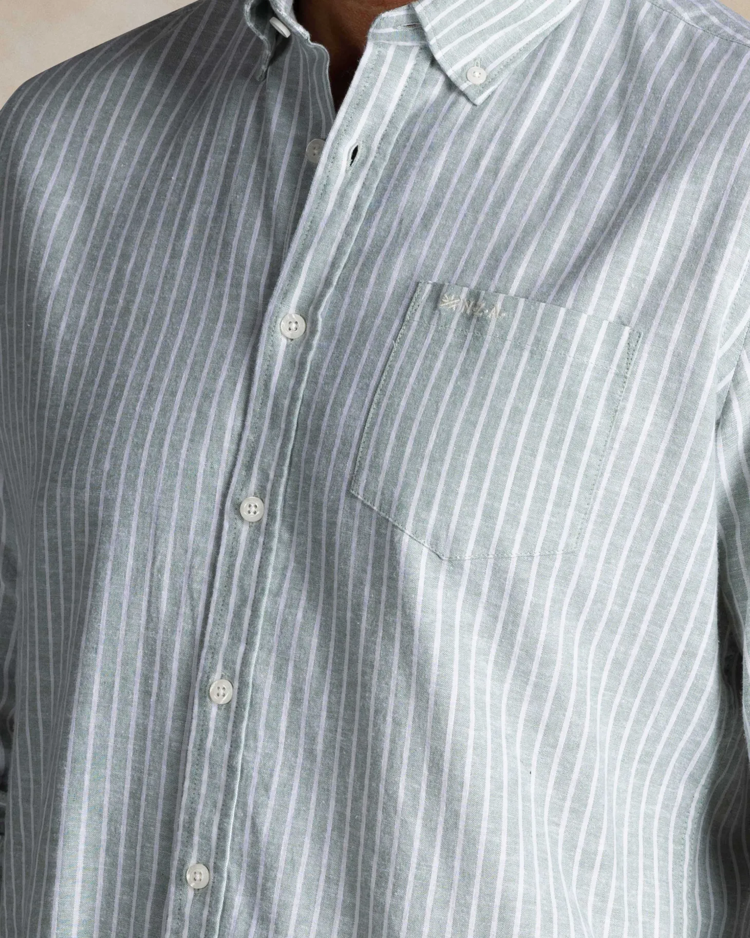 Grünes Leinenhemd mit Knöpfen