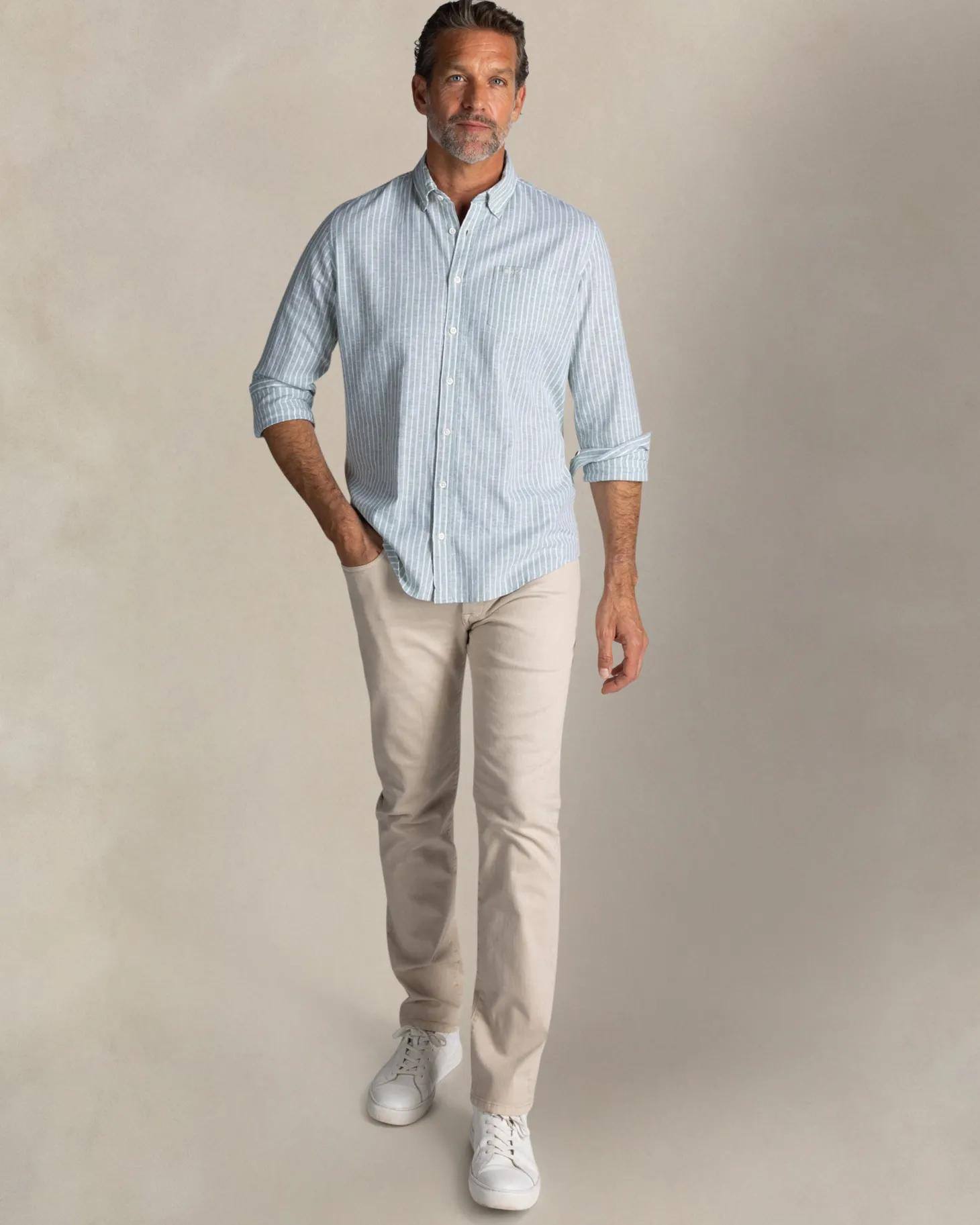 Grünes Leinenhemd mit Knöpfen