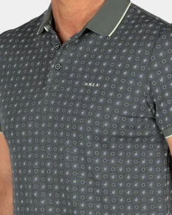 Grünes Poloshirt mit einem Muster aus kleinen Punkten