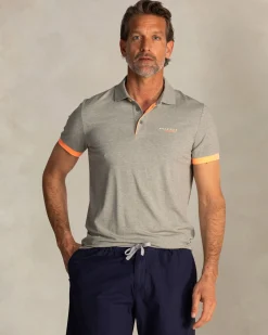 Grünes Poloshirt mit orangefarbenen Details