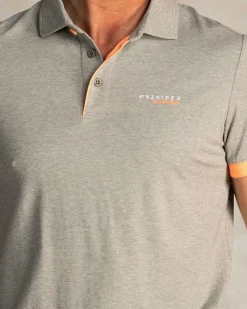 Grünes Poloshirt mit orangefarbenen Details