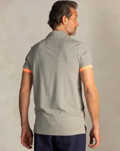 Grünes Poloshirt mit orangefarbenen Details