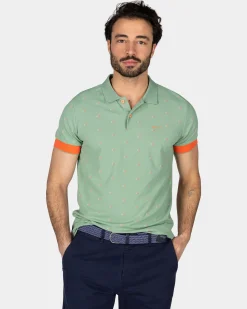 Grünes Poloshirt mit orangefarbenen Akzenten