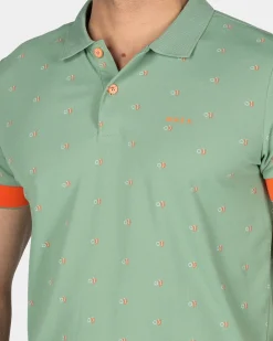 Grünes Poloshirt mit orangefarbenen Akzenten